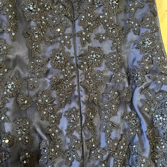 Evening Dress, in perfect condition. Has boning and bra cups. Orig price 800$ - Picture 8 of 9